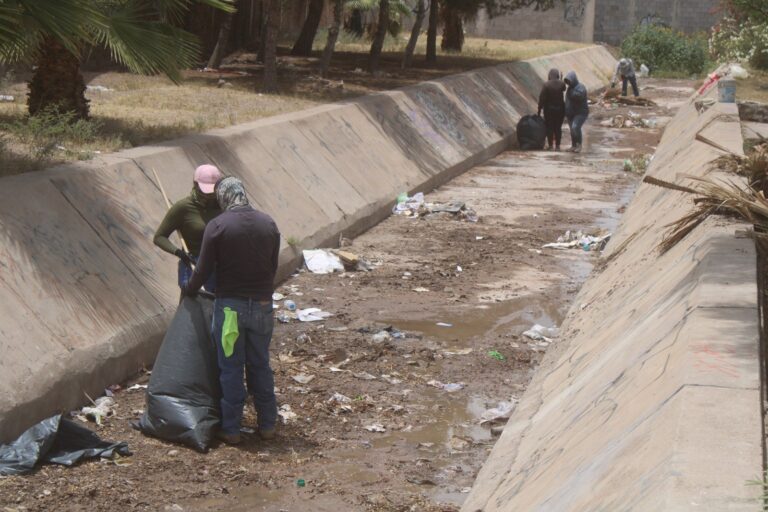 Para prevenir incidentes por lluvias, atienden arroyos canalizados