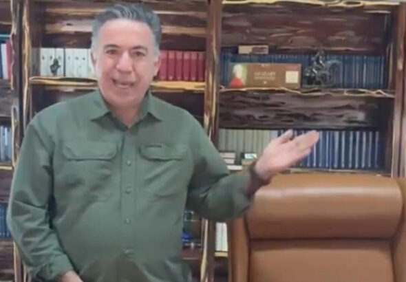 Reaparece senador señalado por narcotráfico y lanza mensaje desafiante en medio de la crisis en Sinaloa