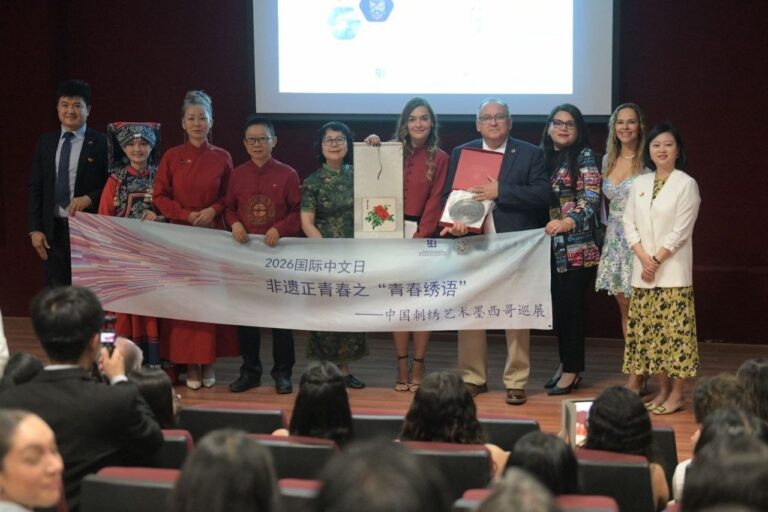 Recibe UACH exposición itinerante de bordado chino «Voces Bordadas»