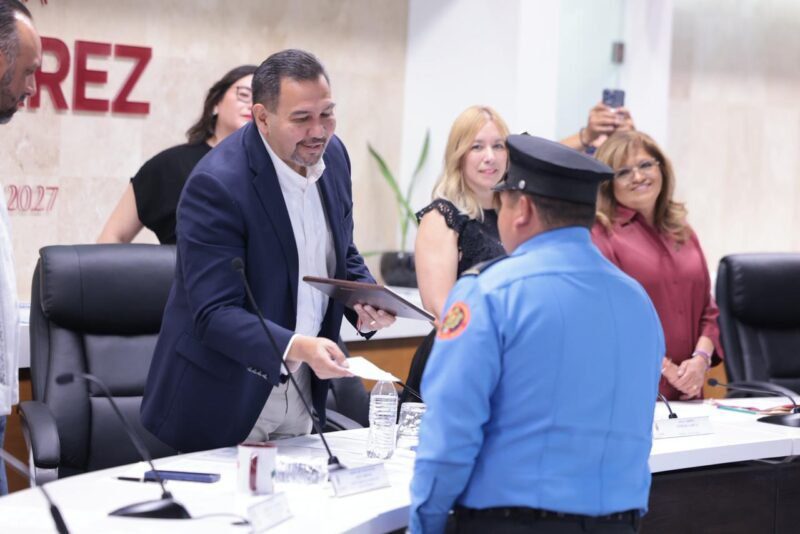 Reconoce Cruz trayectoria y servicio de empleados destacados en Juárez