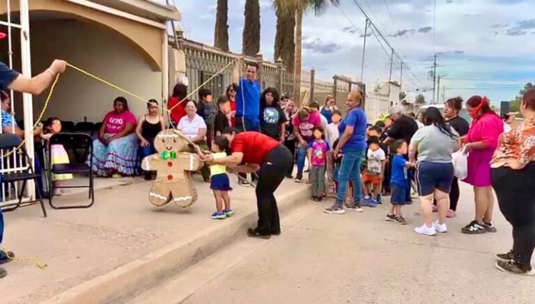 Regala diputada Carla Rivas juguetes y dulces a niños de la colonia Toribio Ortega