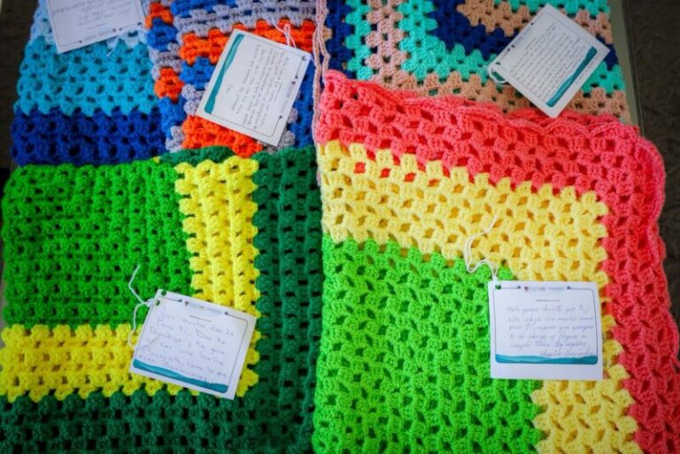 Tejen abuelitas y abuelitos del DIF Municipal cobijas de apoyo para niñas y niños en proceso de recuperación