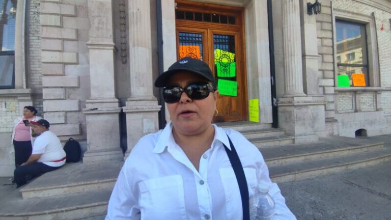 Trabajadores colocan pancartas en Rectoría de la UACH para exigir mejoras laborales