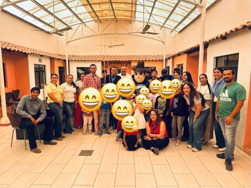 Universitarios celebran Día del Niño en casa hogar