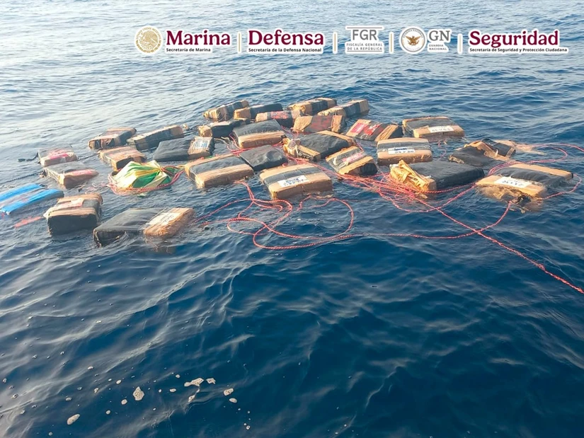 Elementos navales aseguraron 78 bultos con más de dos toneladas de cocaína frente a Salina Cruz, en una acción que representa un duro golpe económico para el narcotráfico.