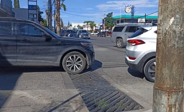 ¡ABANDONADOS! Por falta de un alto, chocan dos vehículos y vialidad brilla por su ausencia