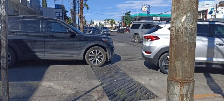¡ABANDONADOS! Por falta de un alto, chocan dos vehículos y vialidad brilla por su ausencia