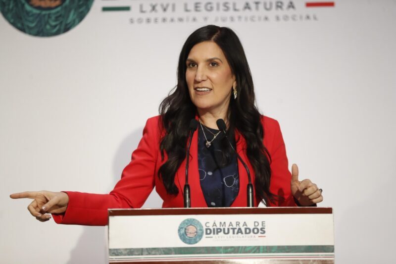 Kenia López exige a AMLO hacerse a un lado y dejar gobernar a Sheinbaum