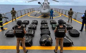 Cinco personas navegaban frente a Guerrero cuando la Marina descubrió lo que transportaban; el golpe fue de 180 millones