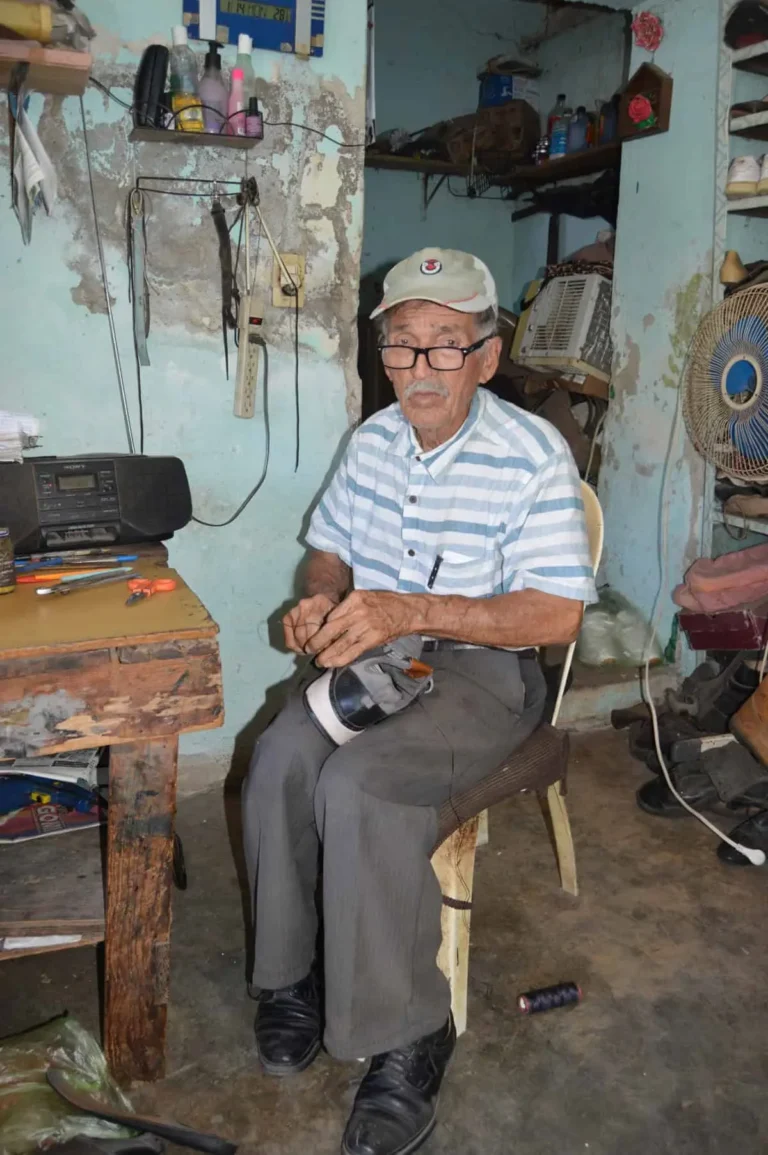 Desde los 12 años, David Ricardo Herrera aprendió a reparar calzado. Hoy, en La Cruz de Elota, su taller familiar da nueva vida a zapatos, botas y tenis de clientes de la región