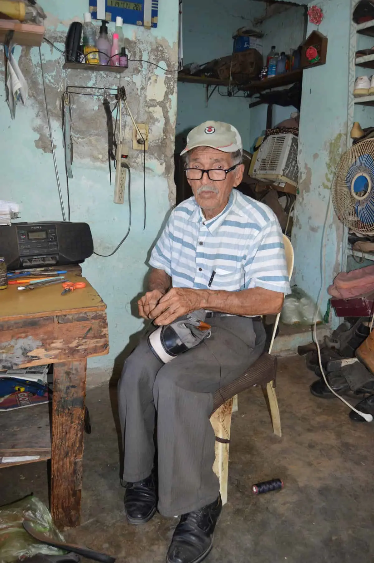 Don Guadalupe, padre de David, es quien se encarga de coser los tenis manualmente