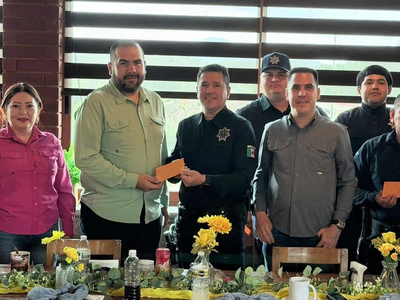 Los elementos recibieron de parte del alcalde Loaiza Bañuelos, un estímulo económico, en reconocimiento a su labor