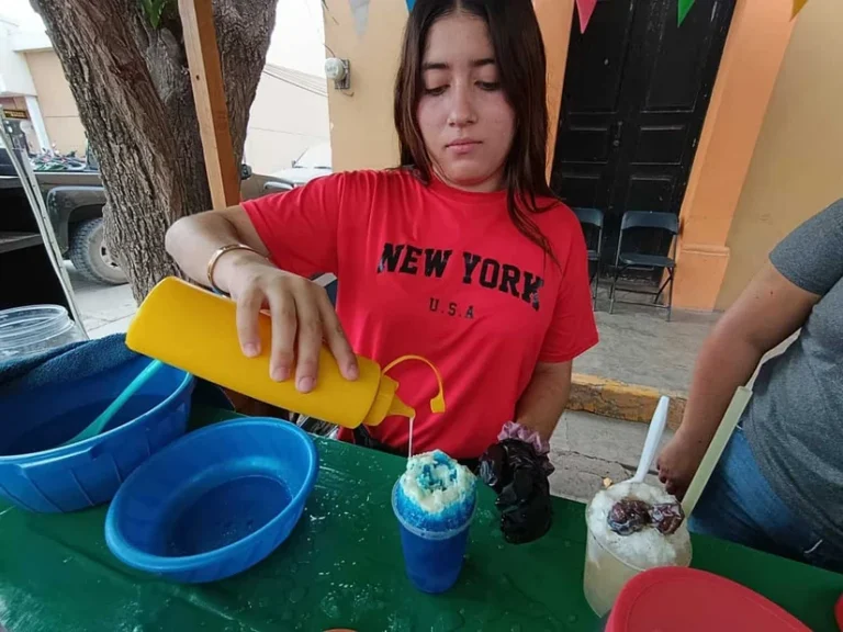 Un negocio familiar: Noemí, las frutas y raspado refrescan Quilá