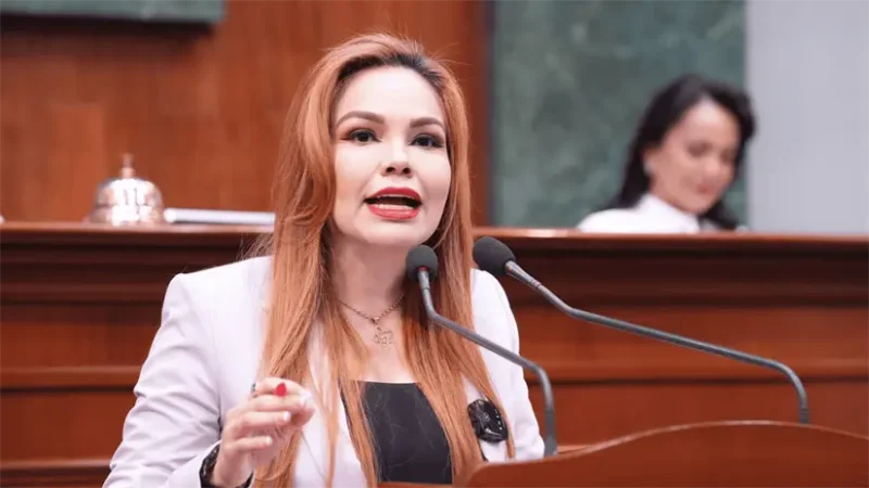 ¿Quién es Paola Gárate, diputada que recibió corona fúnebre?