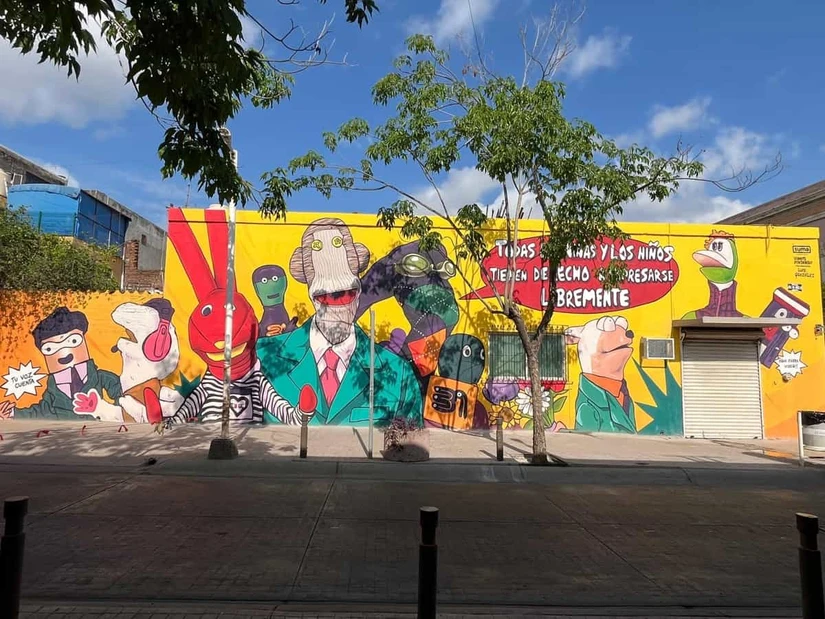 Este mural no es una casualidad. Muchas generaciones descubrieron el mundo a través de 31 Minutos.