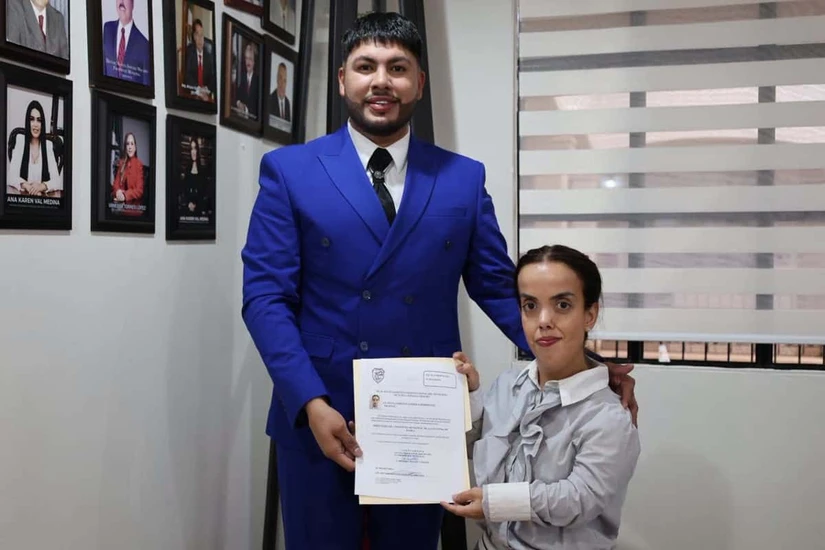 Olga Loretta Gaxiola recibió su nombramiento como directora de la Casa de la Cultura de manos del alcalde Richar Millán