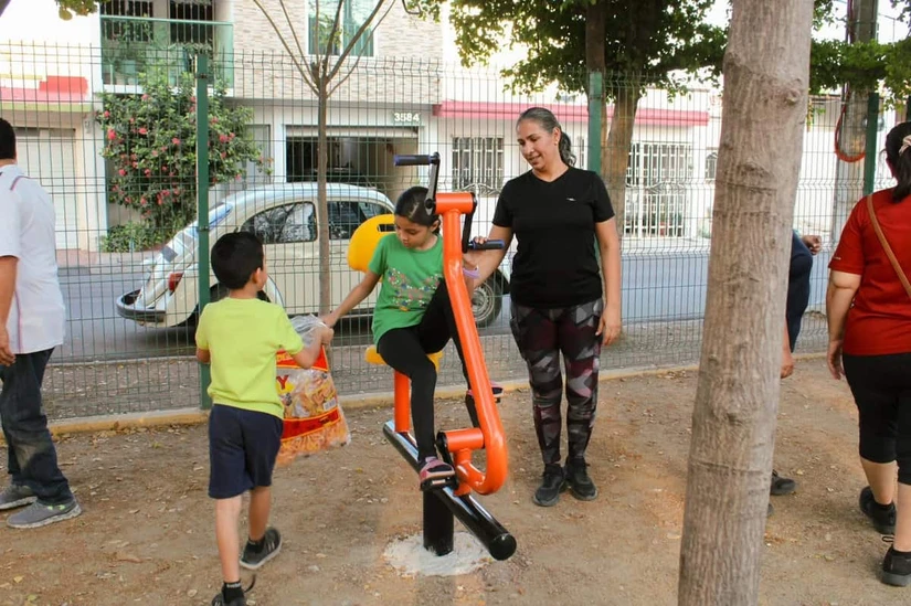 Los vecinos del parque hacen uso de los ejercitadores e invitan a otros a participar.