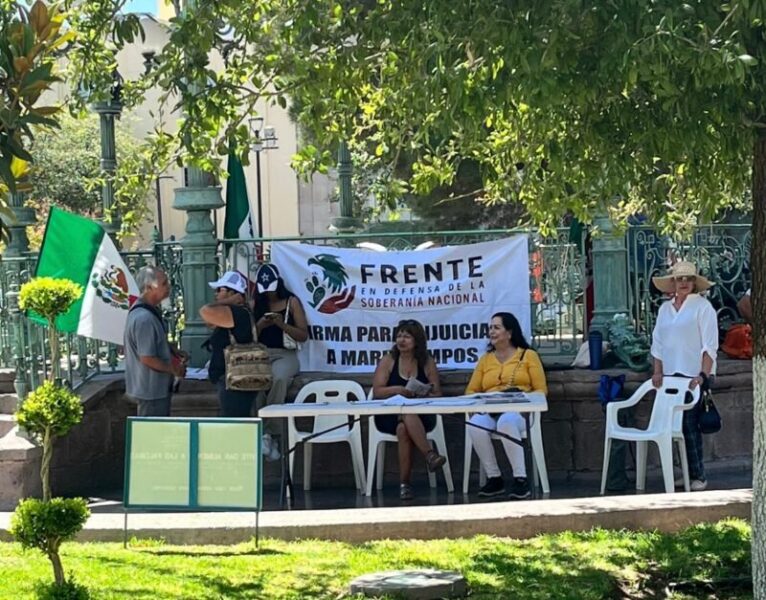 Instalan módulo en Plaza de Armas para juntar firmas contra Maru Campos