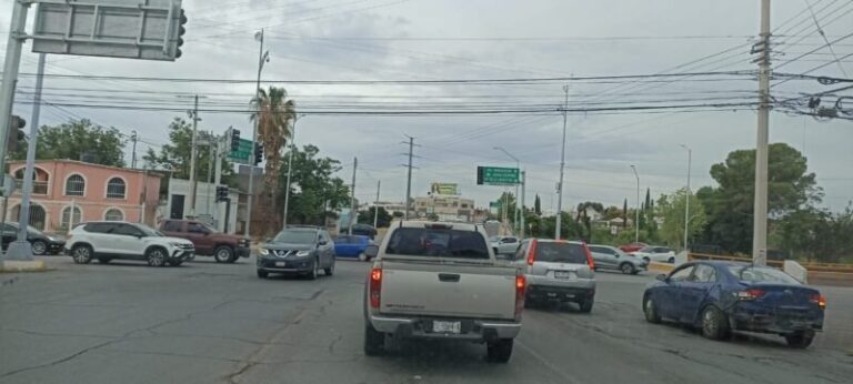 ¡Abandonados en el caos!; semáforo muerto desata infierno vial en La Cantera