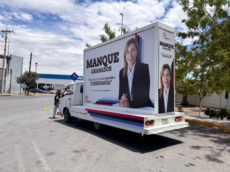 Llaman la atención anuncios móviles de Manque Granados en distintos puntos de la ciudad