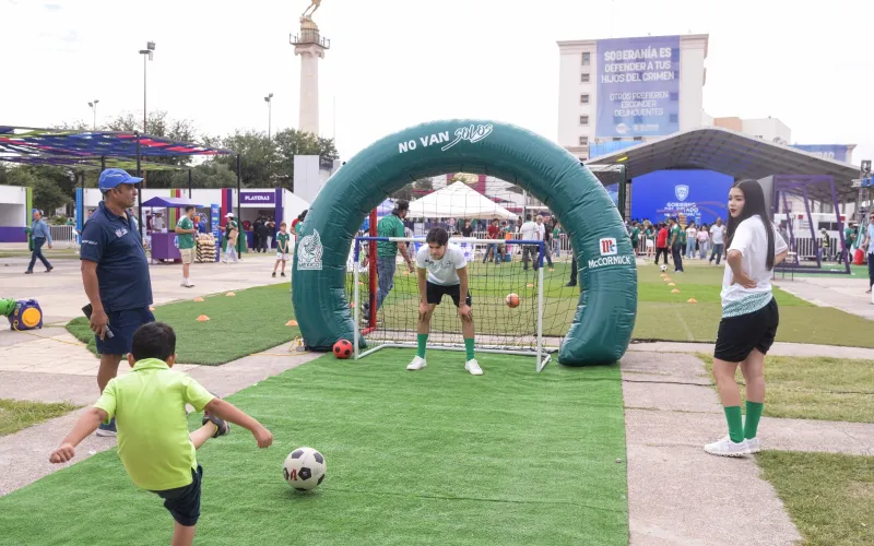 Reactivan actividades del Fan Fest Mundialista en Plaza del Ángel