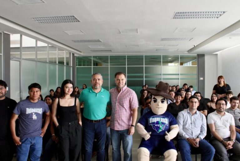 Jorge Cruz compartió experiencias con estudiantes de UTCam en el Día del Mercadólogo