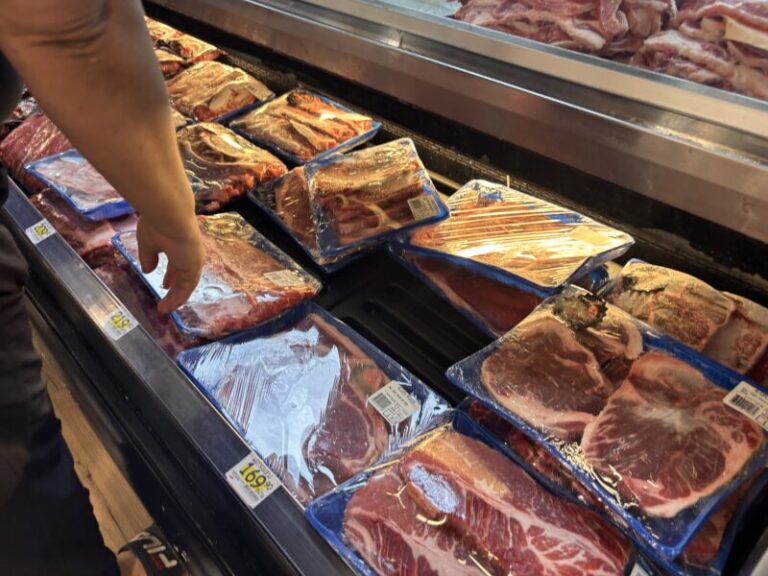 Comienzan las compras de chuletas y salchichas para la parrillada del Día del Padre