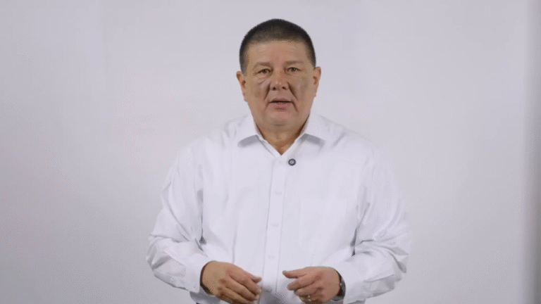 César Jáuregui reaparece y afirma que sigue en la contienda