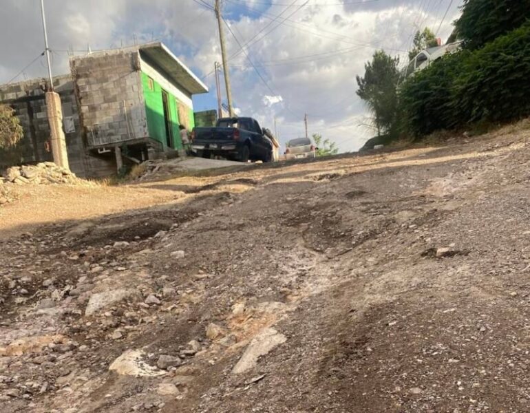 Denuncian abandono de calles en la colonia Misael Núñez