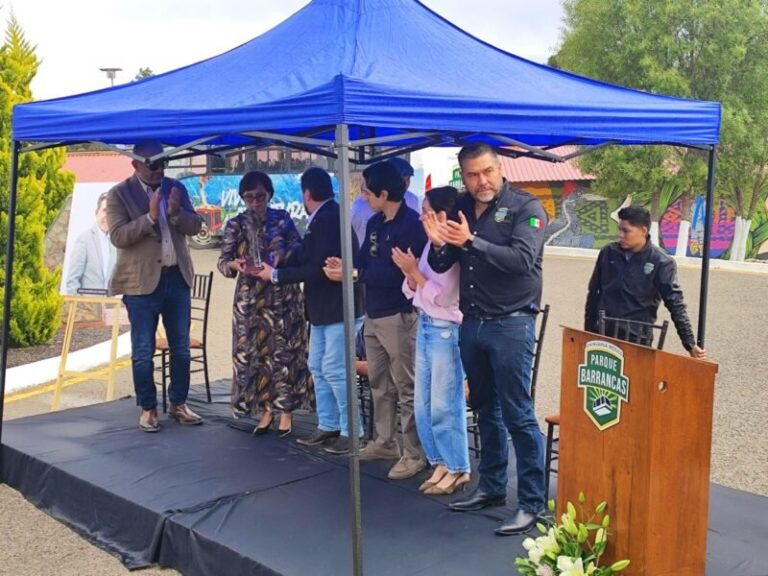 Develan placa en memoria de Raúl Rodríguez Prieto en Barrancas del Cobre