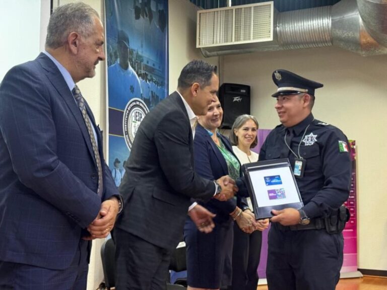 Encabeza Gilberto Loya entrega de tarjetas CANACO a policías de la SSPE