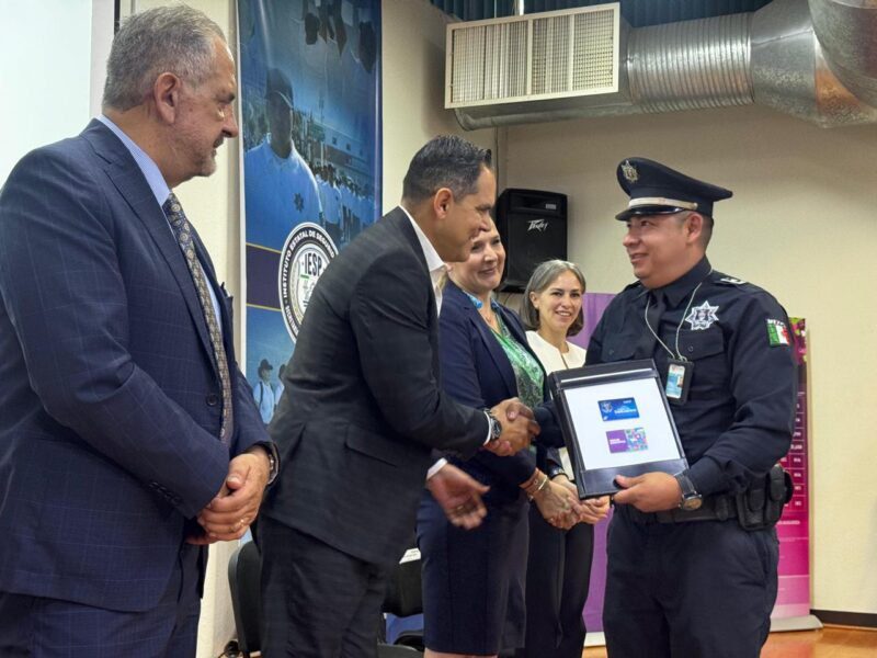 Encabeza Gilberto Loya entrega de tarjetas CANACO a policías de la SSPE