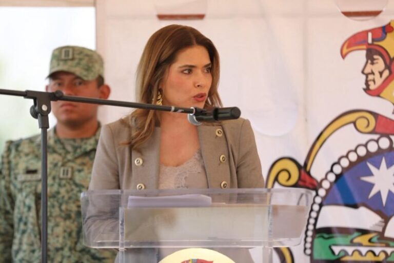 Encabezó Rubí Enríquez izamiento de bandera correspondiente al mes de junio