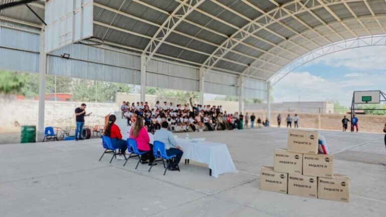 Entrega Gobierno Municipal útiles escolares en la primaria de Altavista
