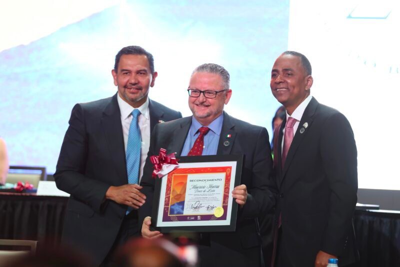 Firma Cruz hermanamiento con El Paso