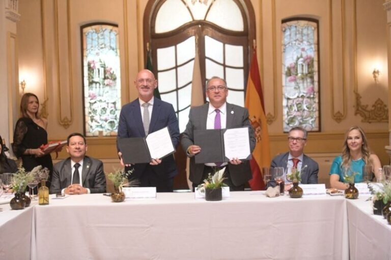 Fortalecen UACH y Universidad Complutense de Madrid cooperación académica con firma de convenio