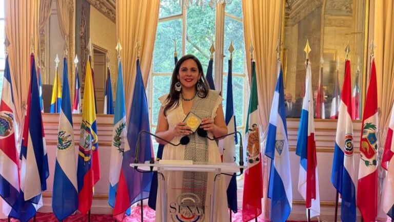 Galardona Senado de Francia a cantautora Alicia Leos