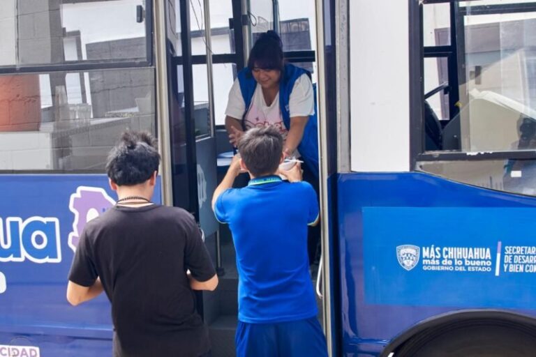 Lleva Desarrollo Humano el Comedor móvil de NutriChihuahua a preparatoria Maestros Mexicanos
