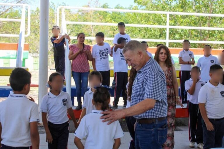 Realiza entrega Ismael Pérez Pavía de apoyo de pintura para la Primaria Fray Pedro de Gante