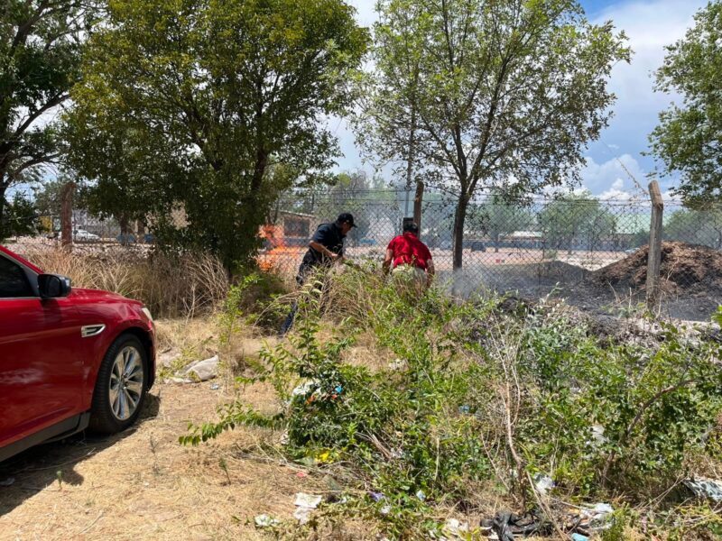 Resultan dañados tres vehículos tras incendio cerca a plantel educativo