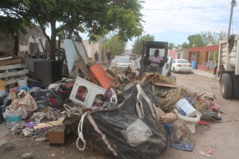 Retiran 20 toneladas de basura y tiliches de vivienda en la colonia Nuevo Triunfo