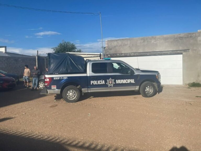Roban a adulta mayor cartera y móvil