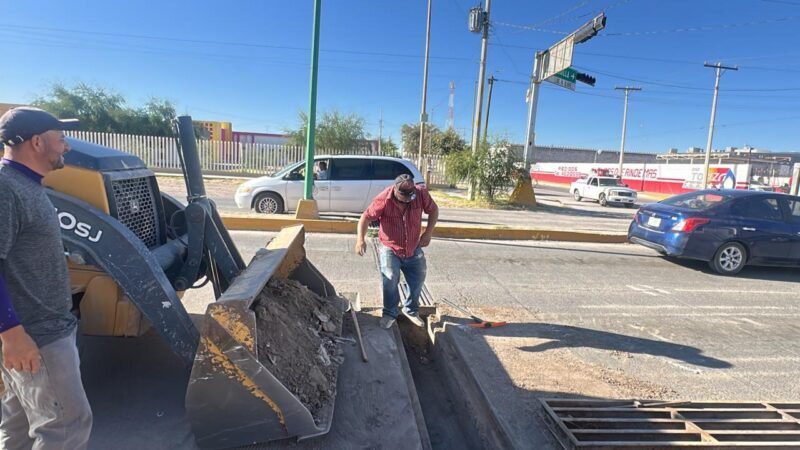 Servicios municipales comienza la limpieza de drenes pluviales y arroyos en Camargo.