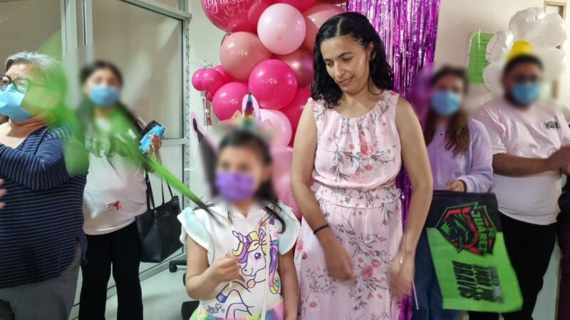 Vence cáncer niña de 7 años y toca la Campana de la Victoria en el HGR No. 66 del IMSS en Juárez