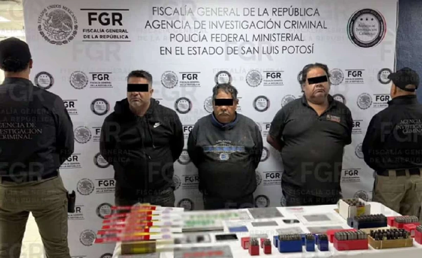 La FGR aseguró un predio en Soledad de Graciano Sánchez, San Luis Potosí, donde encontró más de 2 mil 700 neumáticos, vehículos, maquinaria pesada y fauna silvestre durante un operativo por robo de mercancía.