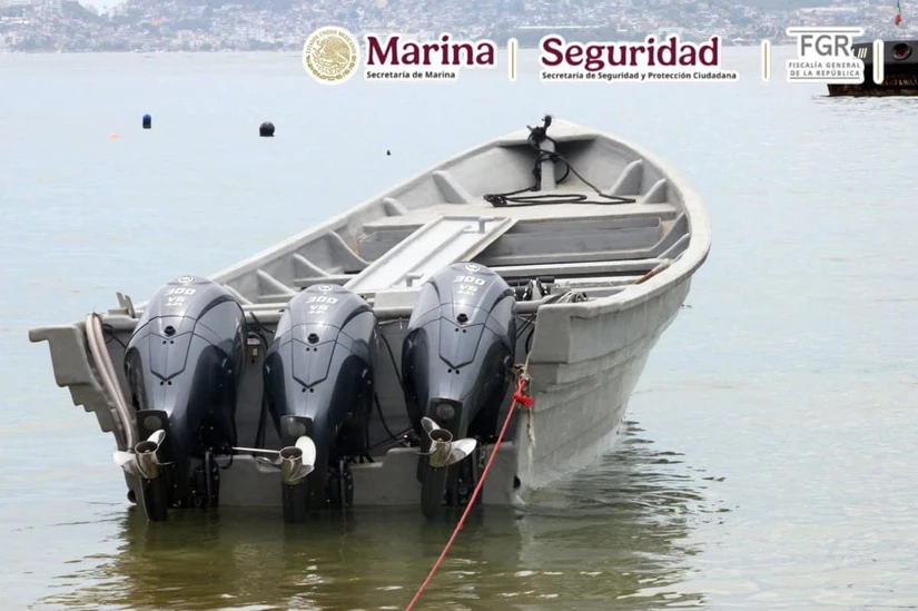 Un operativo en alta mar permitió a la Marina detener a cinco personas y asegurar 13 bultos con 829 kilos de presunta cocaína. Las autoridades estiman que se evitaron 1.6 millones de dosis.