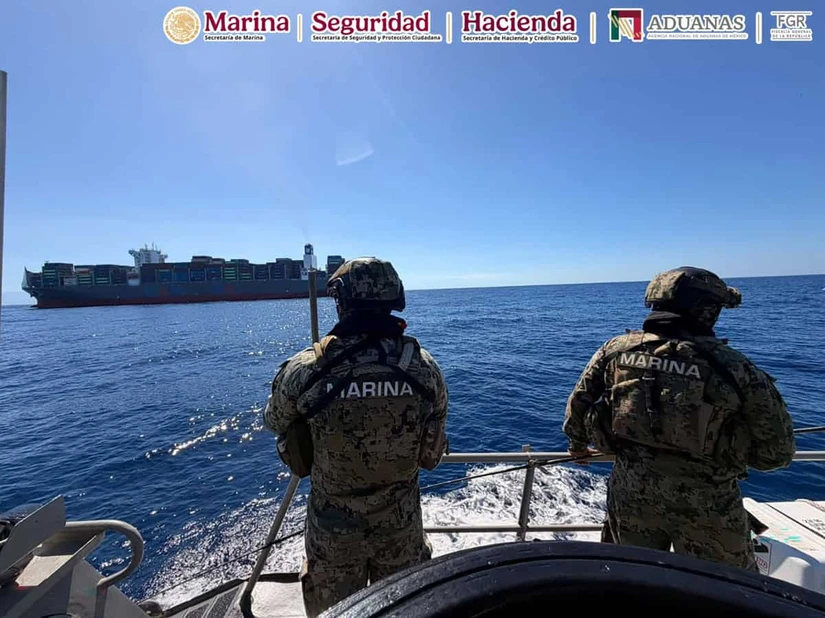 Un operativo en el puerto de Michoacán permitió el aseguramiento de 139 ladrillos de cocaína escondidos en contenedores, con cinco detenidos y una afectación millonaria al narcotráfico.