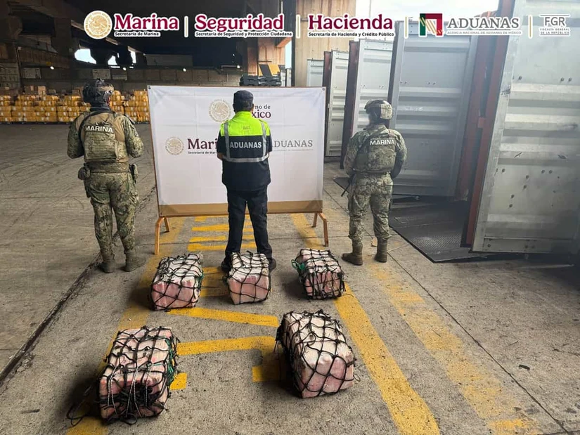 Un operativo en el puerto de Michoacán permitió el aseguramiento de 139 ladrillos de cocaína escondidos en contenedores, con cinco detenidos y una afectación millonaria al narcotráfico.