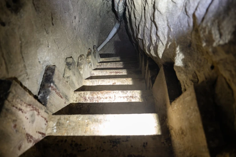 Una investigación federal permitió descubrir un sofisticado narcotúnel de casi 600 metros entre México y Estados Unidos. Las autoridades decomisaron más de una tonelada de cocaína y realizaron cuatro arrestos.