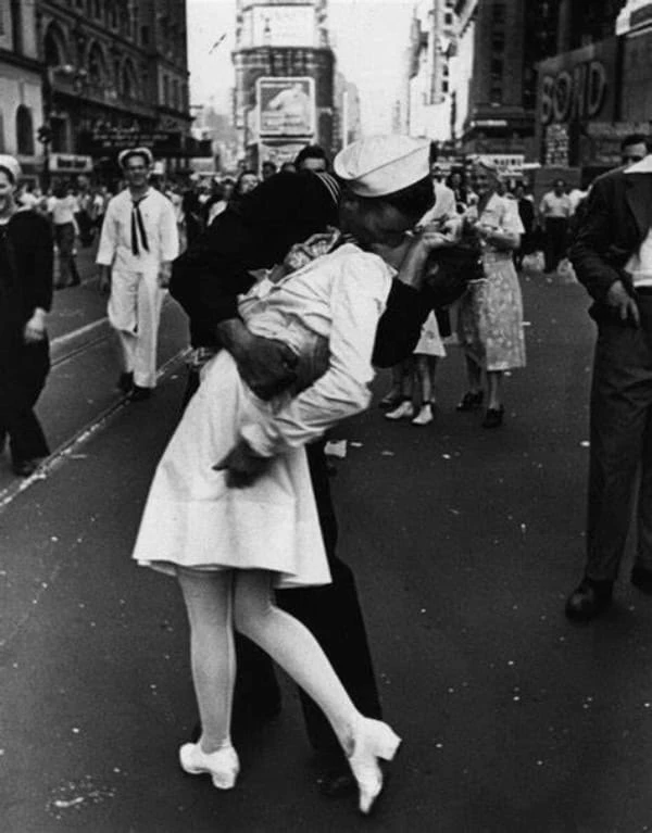 La famosa foto del beso en Times Squares en Nueva York en 1945, en realidad corresponde a un beso robado. Foto: LIFE / Alfred Eisenstaedt
